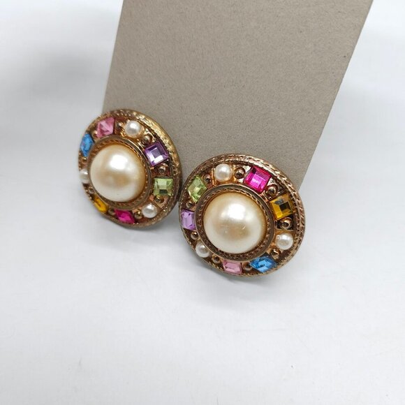 Vintage 1980s Gold Tone Clip On Earrings Faux Pearl Center Multi Rhinestones - Picture 3 of 6